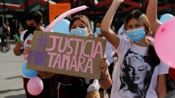 Imágenes de protesta exigiendo justicia para Tamara Moya