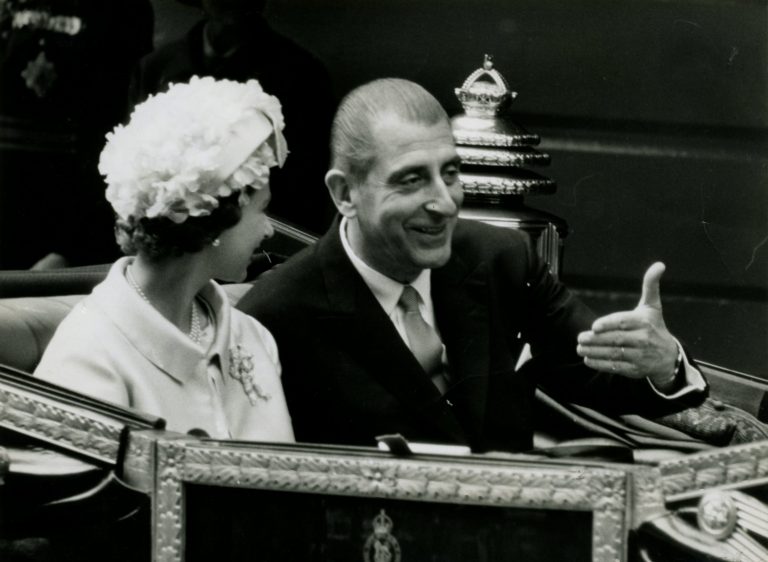 Reina Isabel II con Eduardo Frei Montalva en el Ford Galaxie