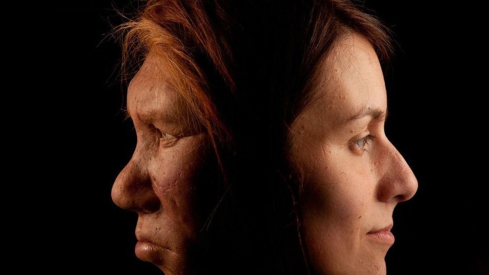 Una mujer Neanderthal recreada en comparación con una mujer moderna