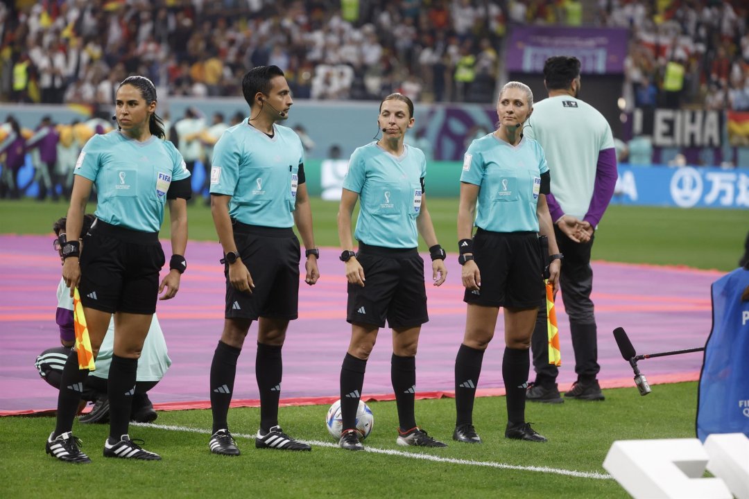 Histórica: Stéphanie Frappart se convirtió en la primera árbitra de la historia de los mundiales en dirigir un partido. El 1 de diciembre en Costa Rica vs. Alemania.