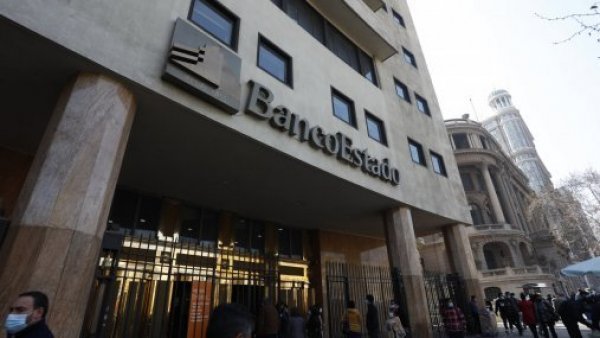 Frontis casa matriz del BancoEstado en Santiago de Chile