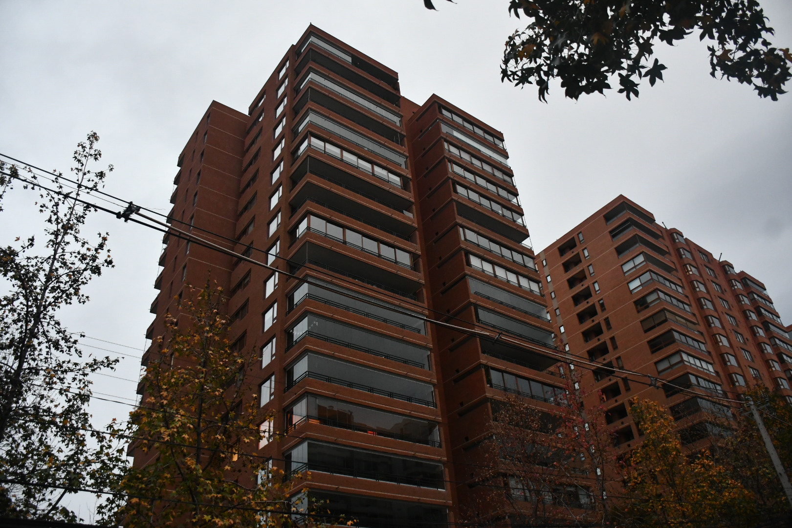 Edificio de color rojo.