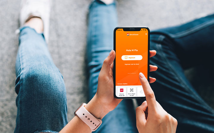 Persona sosteniendo celular con app de BancoEstado abierta