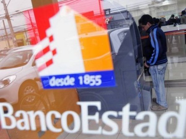 Logo de BancoEstado en el vidrio de una sucursal.