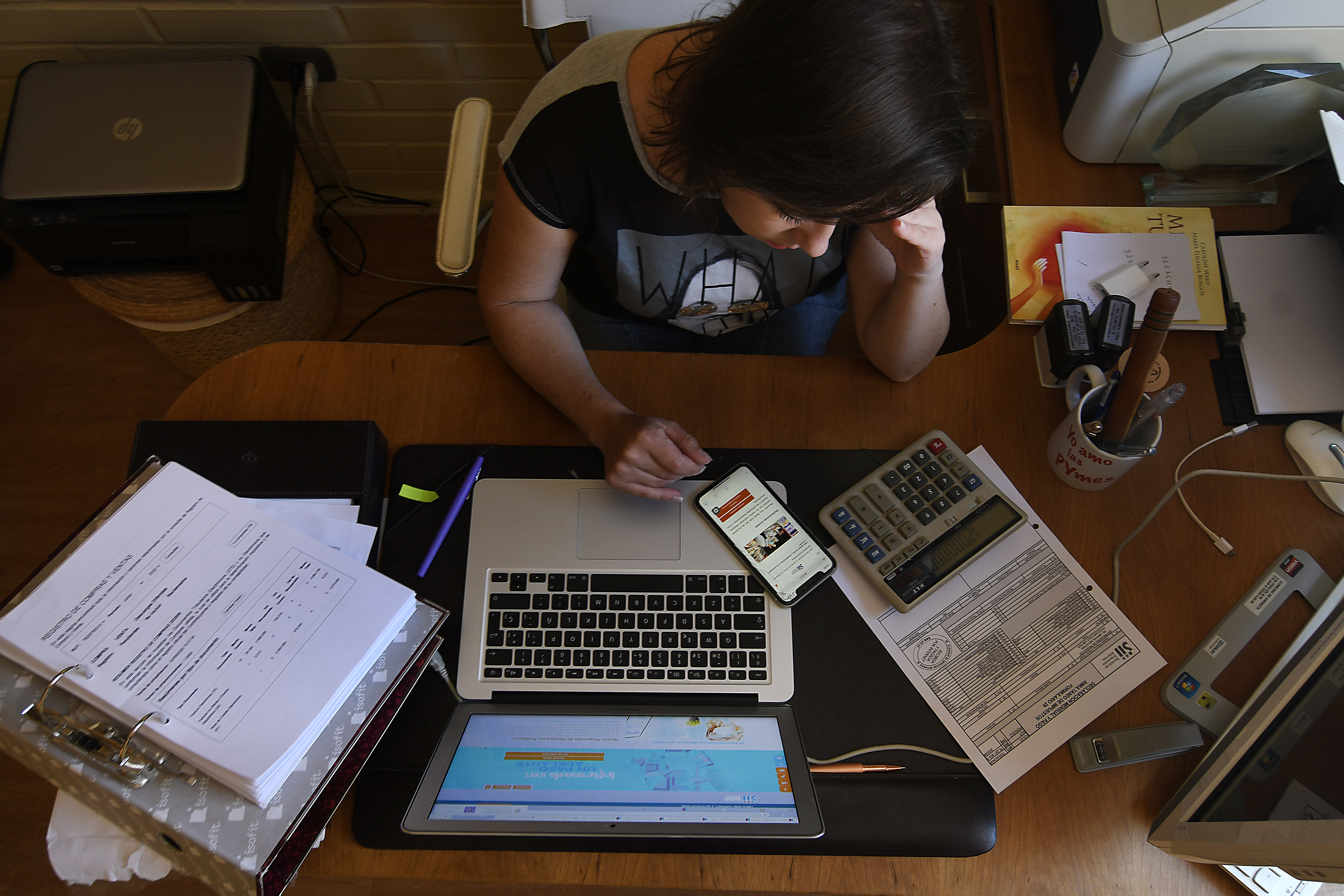 Persona realizando declaración de renta frente al computador