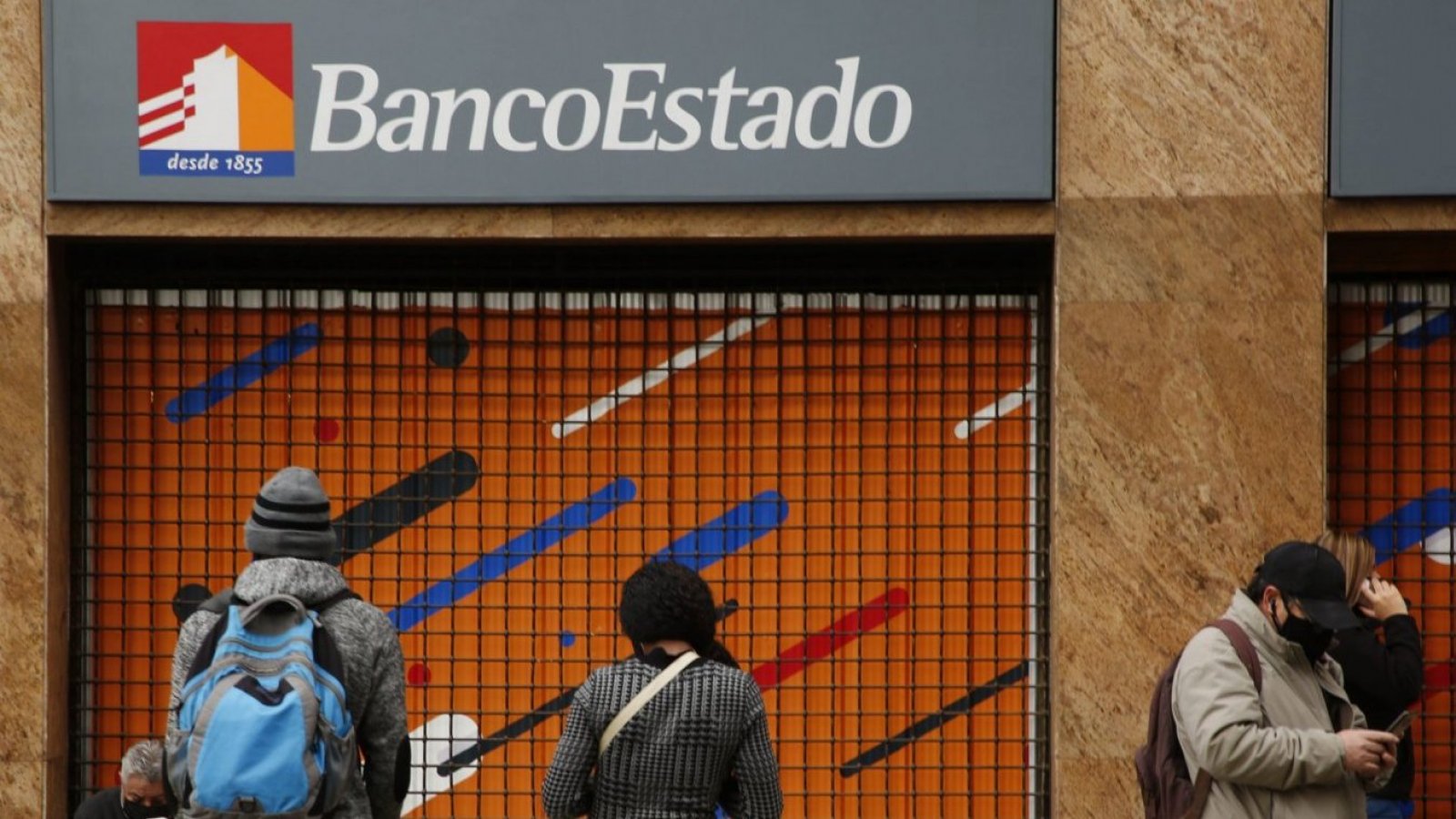 Personas a las afueras de una sucursal de BancoEstado