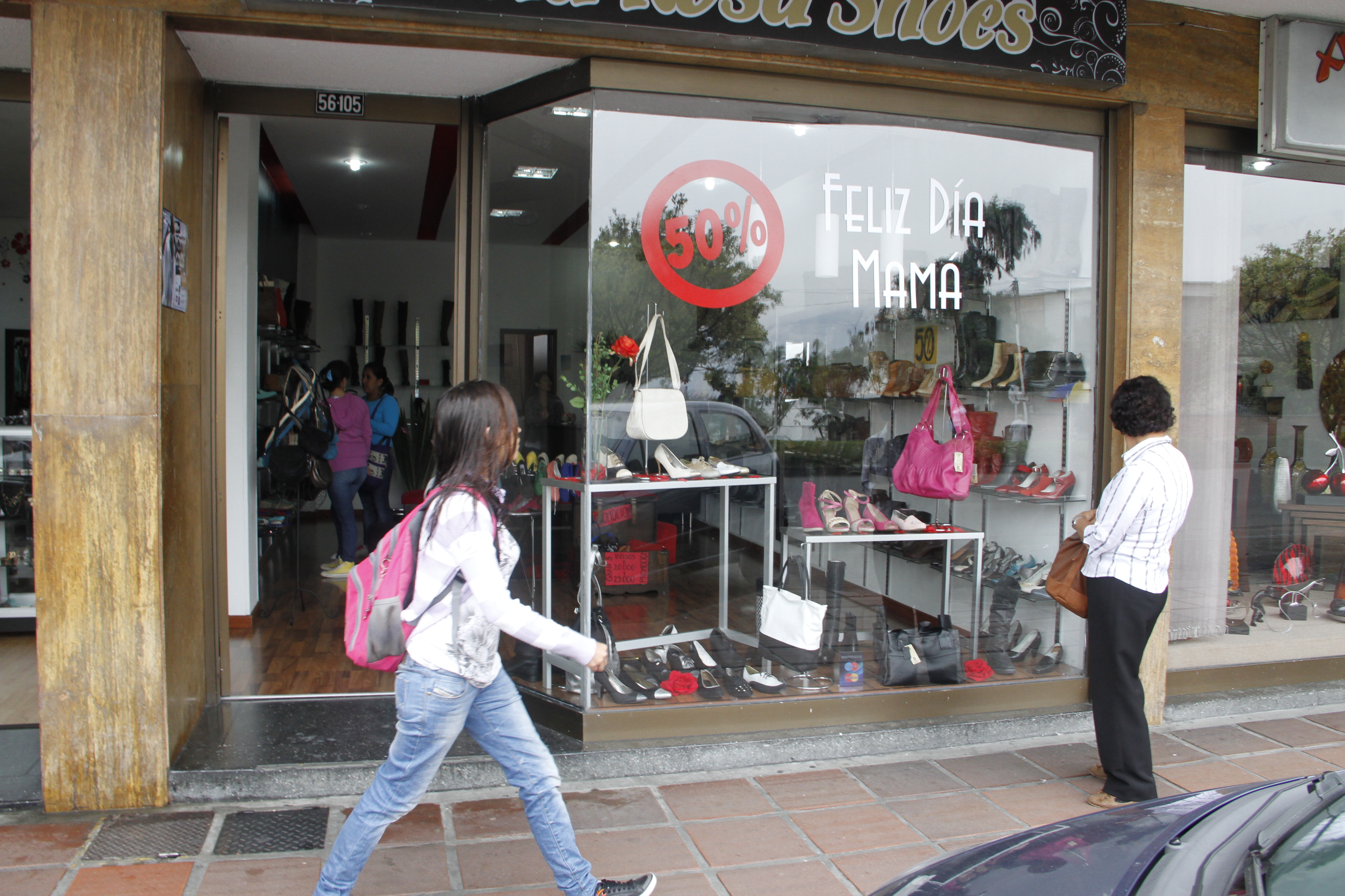 Tiendas con descuentos en el Paseo Santa Filomena.