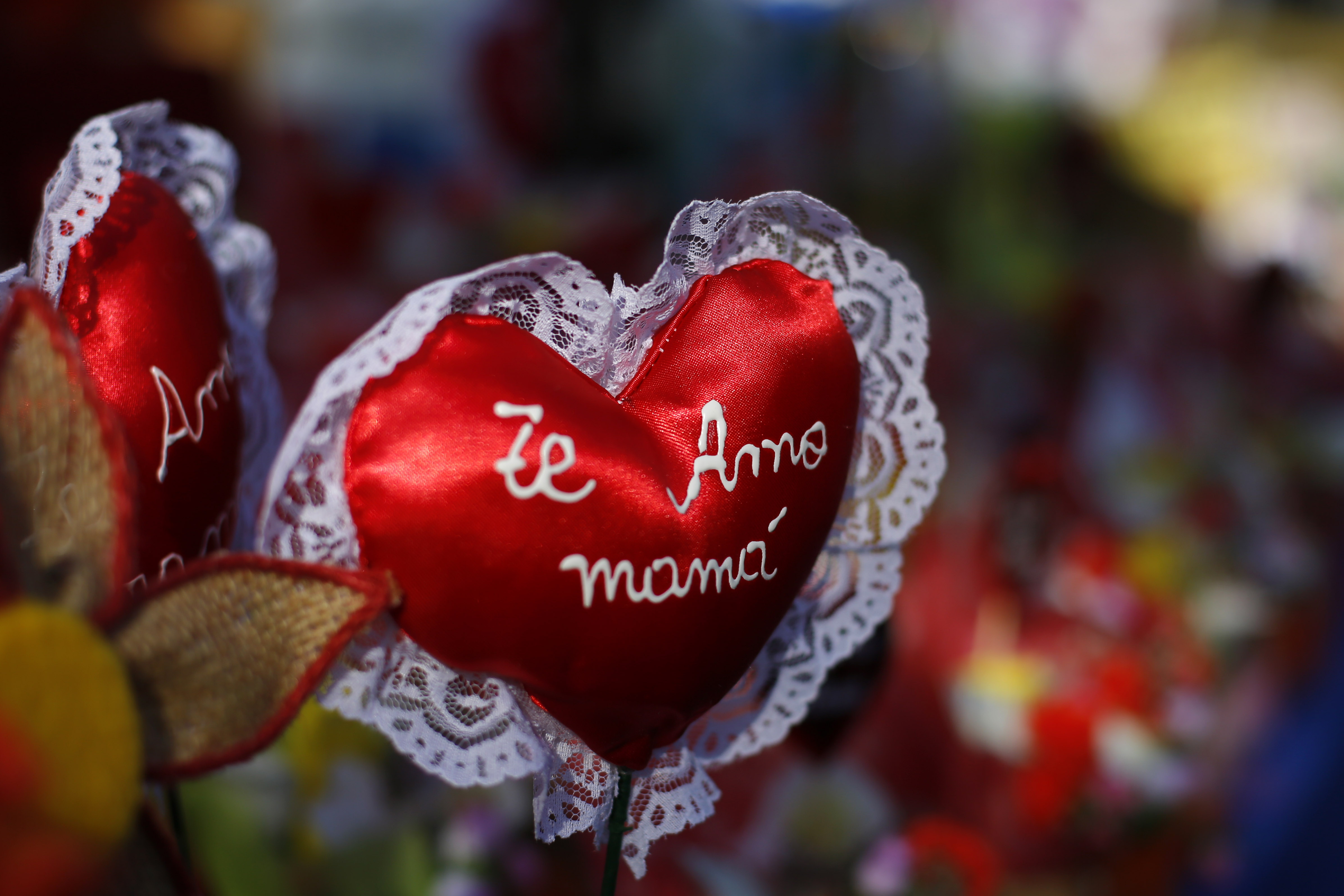 Un corazón rojo, con vuelos blancos, en el que se lee la frase "te amo mamá".