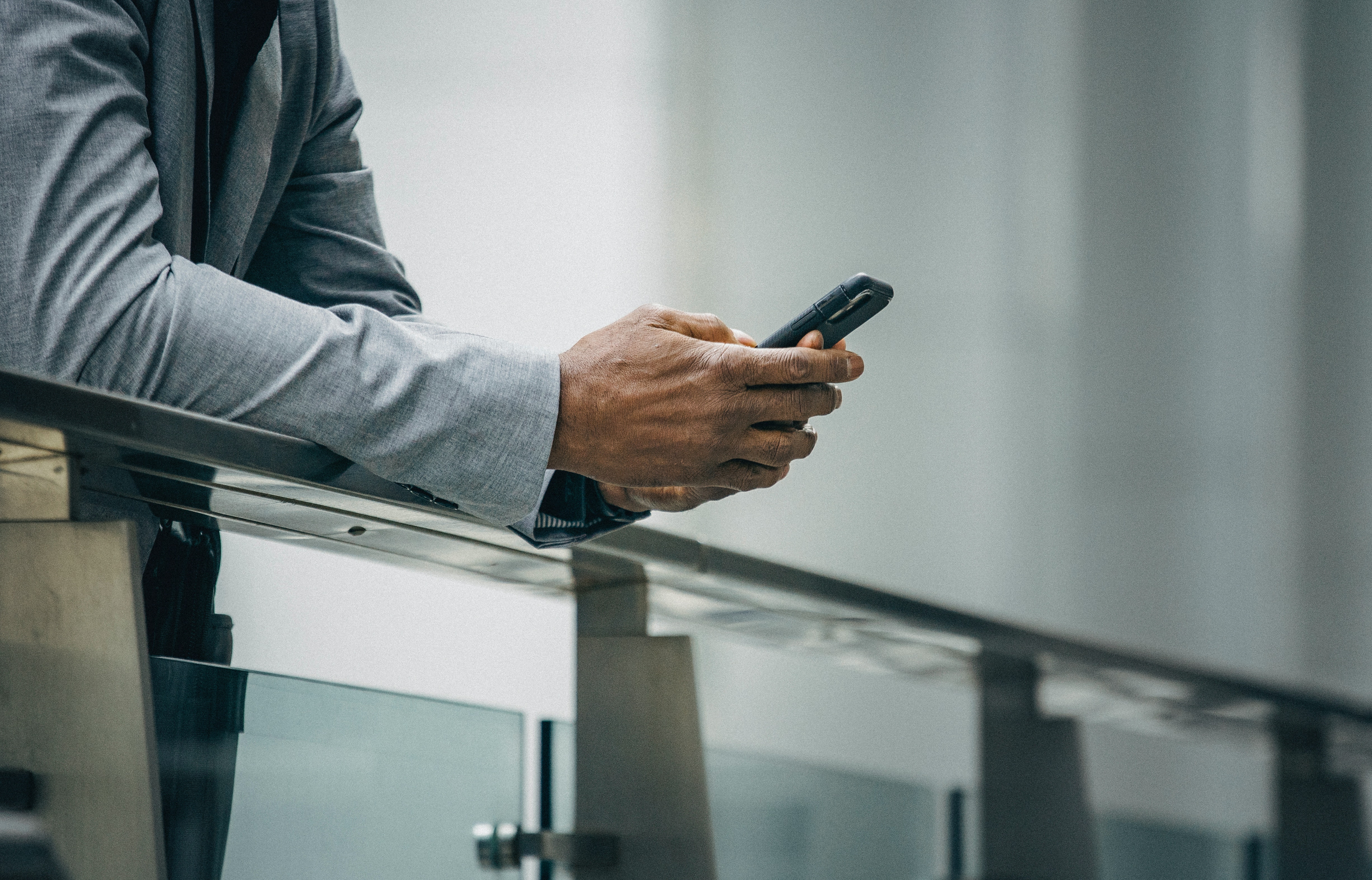 Hombre con traje revisando su celular