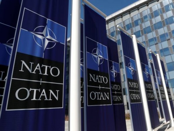 Logo de la OTAN (en inglés NATO) en las afueras de la sede ubicada en Bruselas, Bélgica.