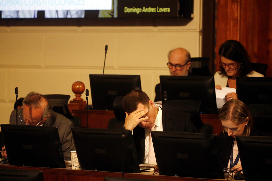 Integrantes de la Comisión Experta sesionando.