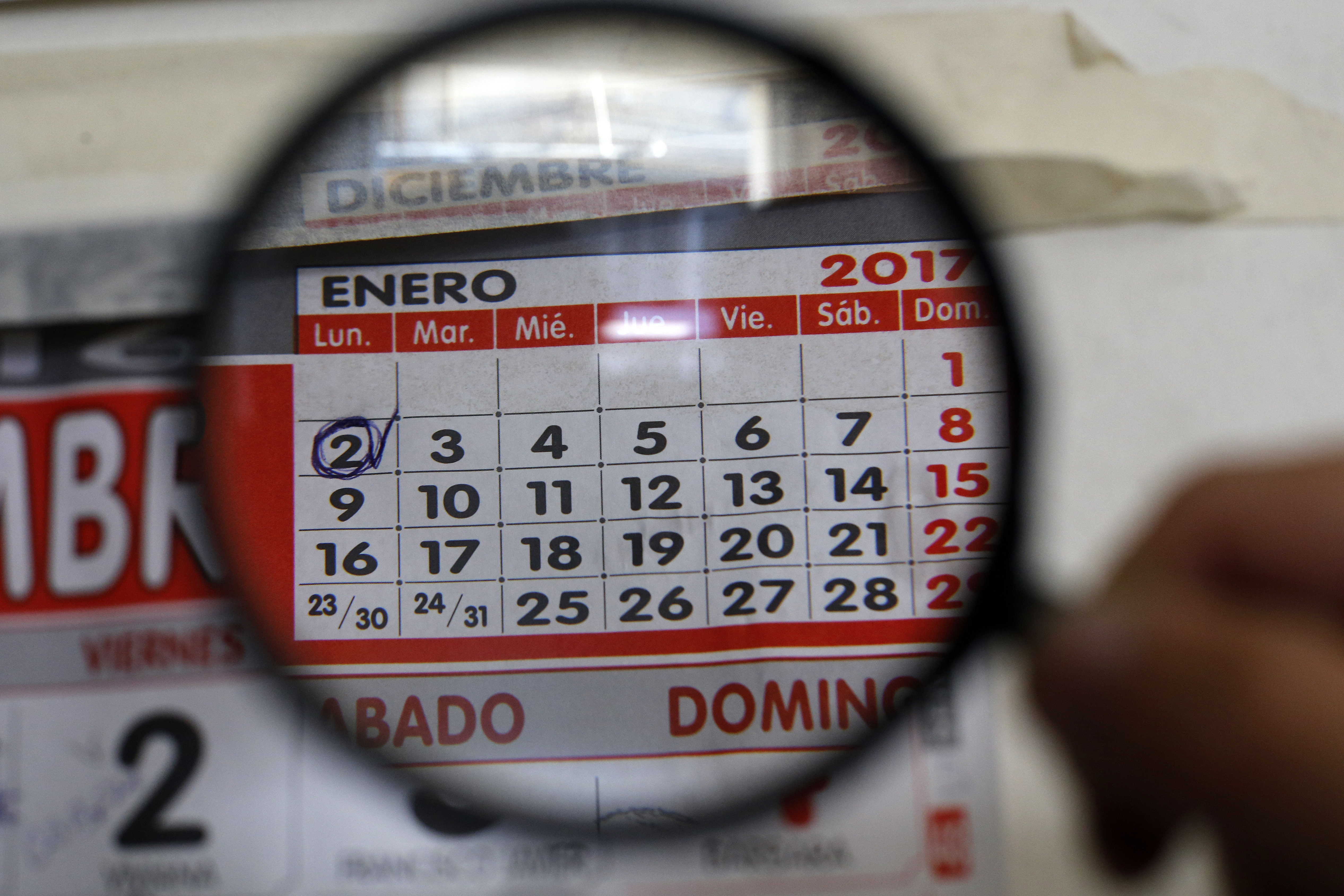 Calendario con feriado marcado.