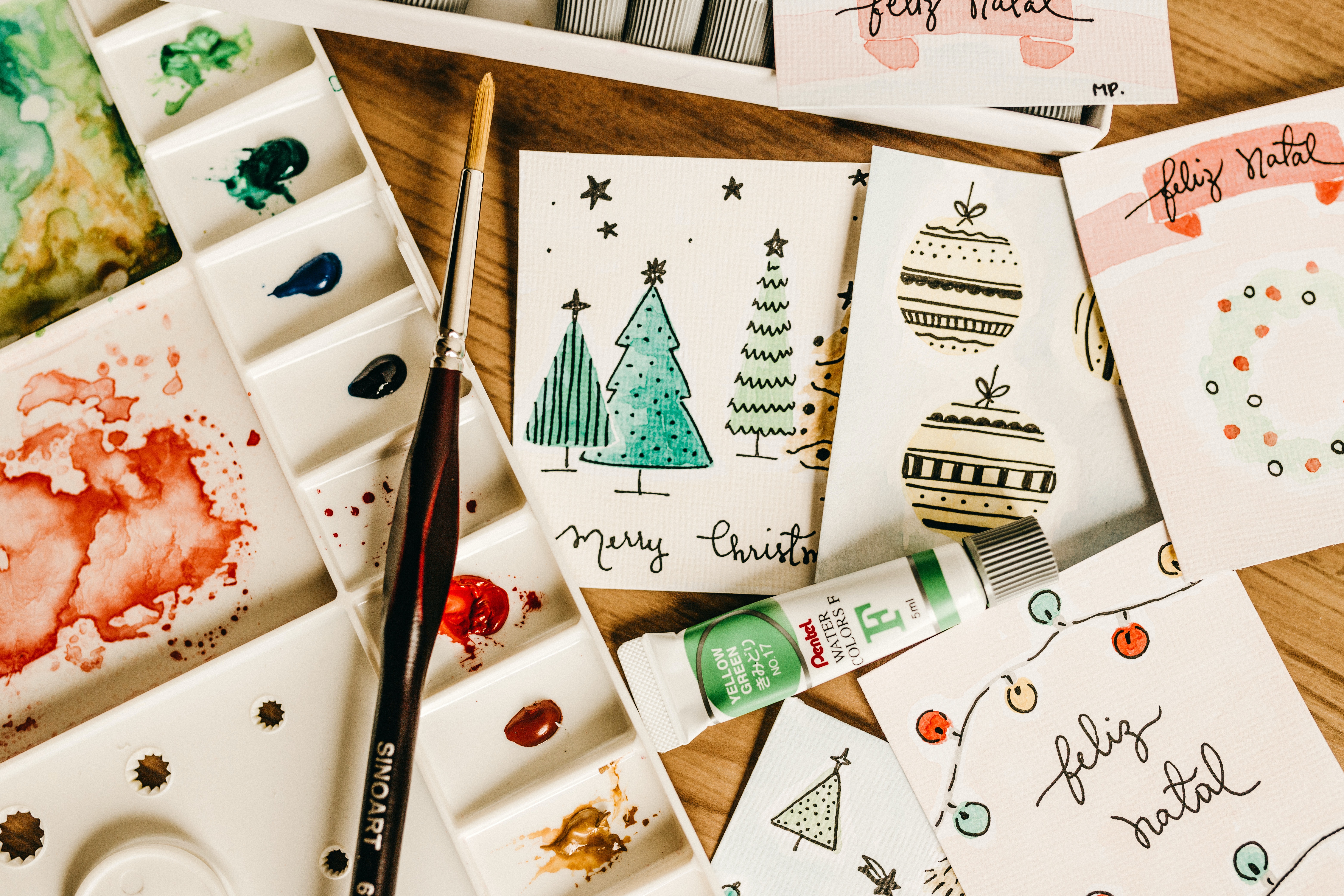 Mesa con acualeras y tarjetas navideñas hechas a mano