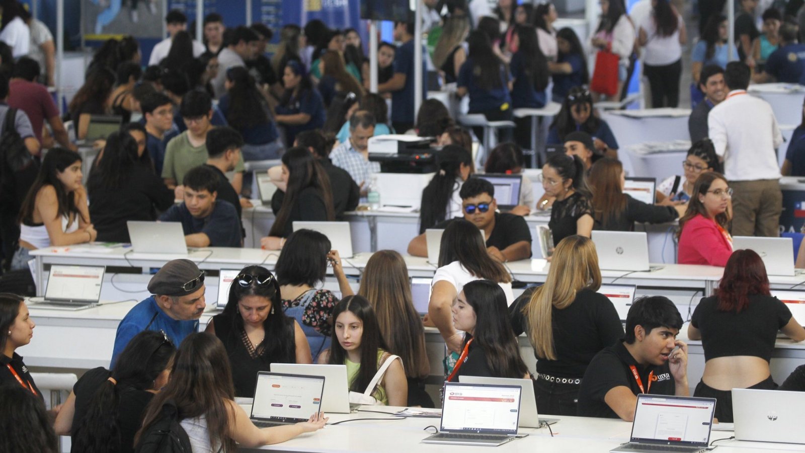 Estudiantes en una feria de postulación y matricula de Educación Superior.