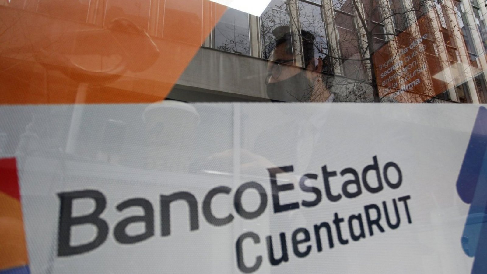 Persona en cajero de BancoEstado