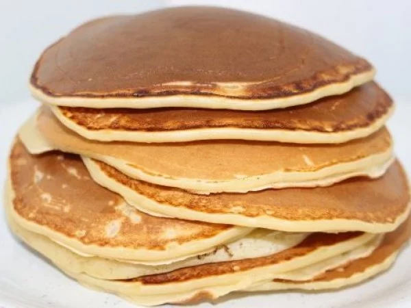 Panqueques uno sobre otro y encima de un plato.