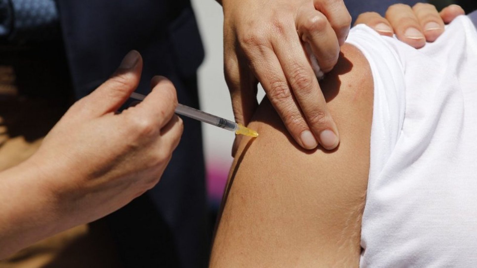 Brazo de una persona recibiendo la vacuna bivalente