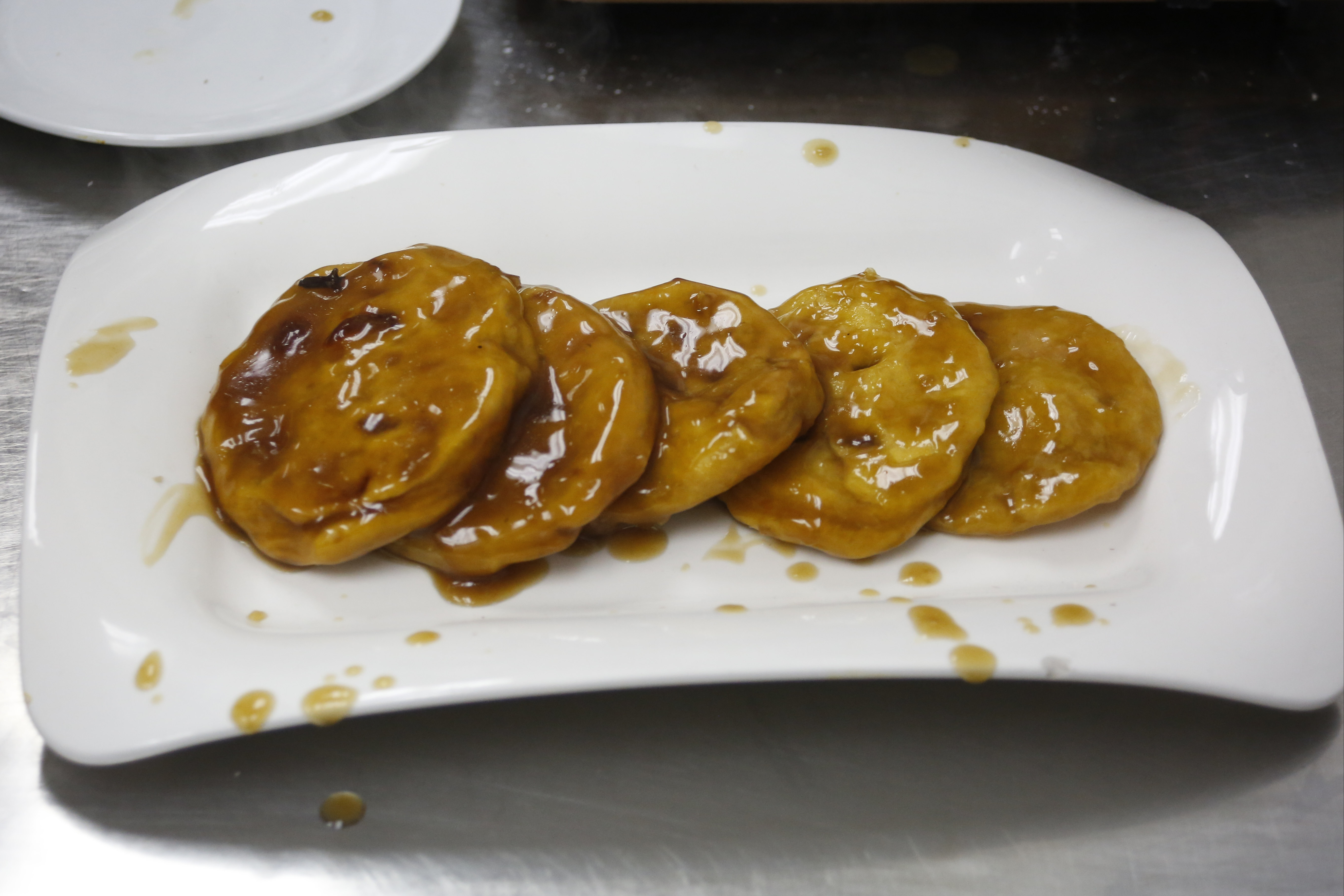 Sopaipillas pasadas sobre un plato