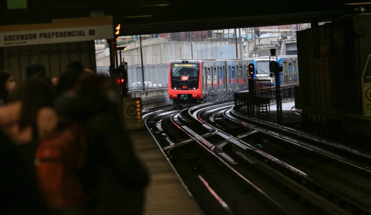 Tren de Metro de Santiago llegando a una estación de la Línea 2