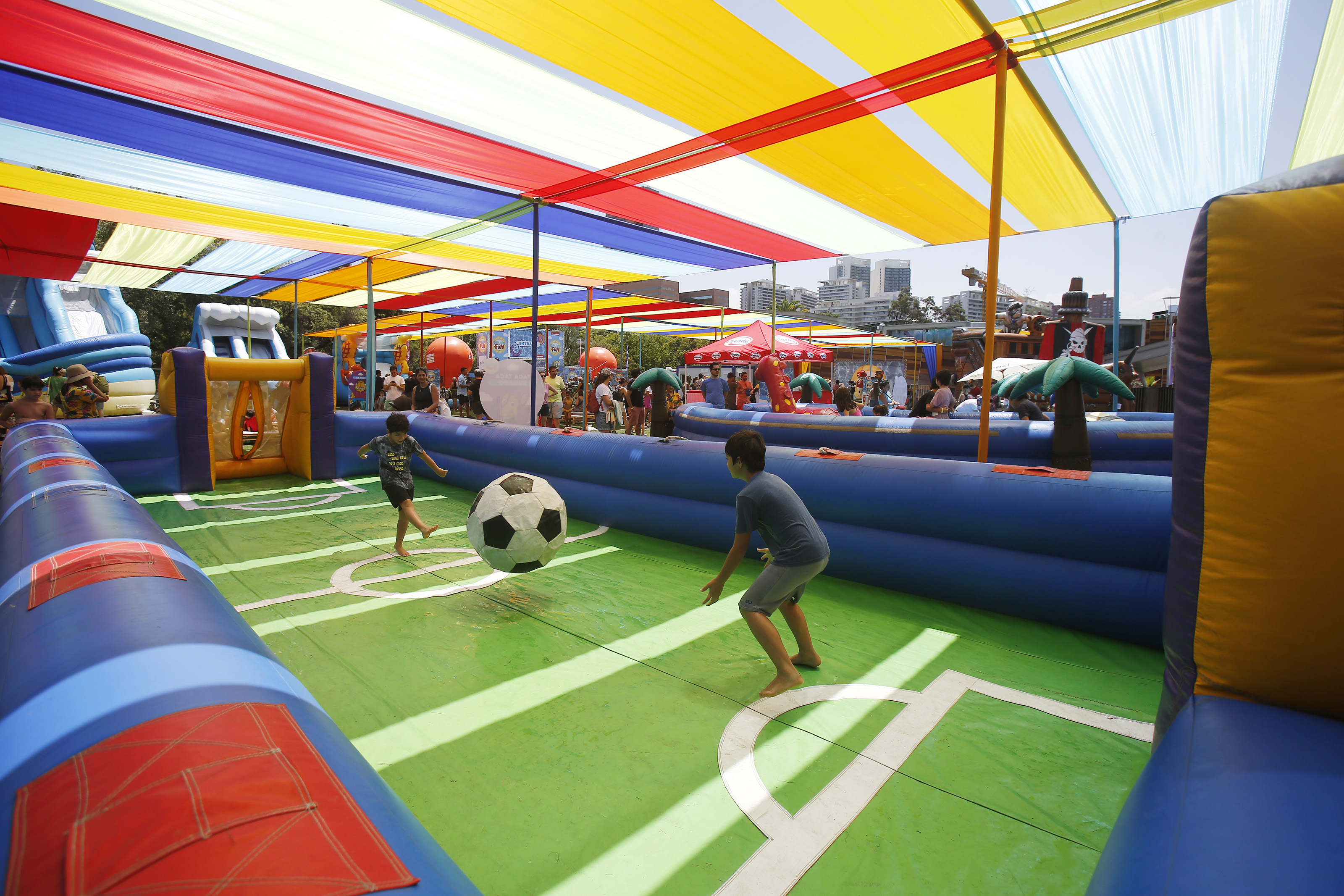 Niños jugando a la pelota en juego inflable