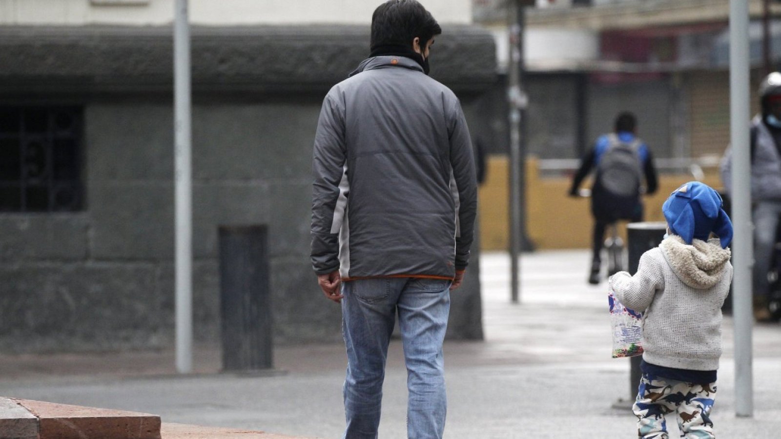 Padre e hijo caminando juntos por la calle