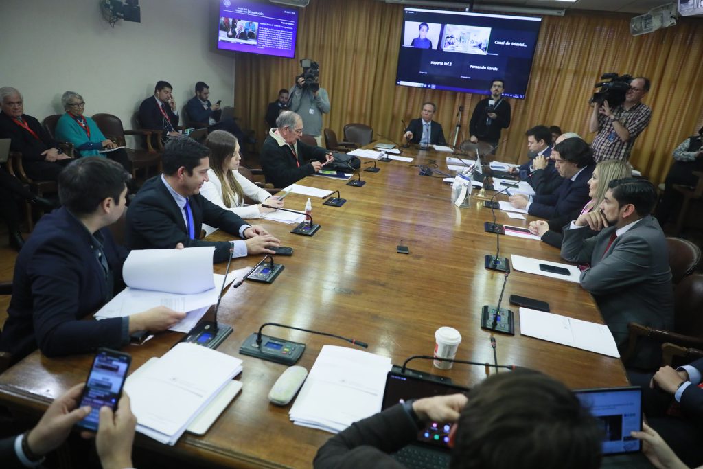 Mesa de la Comisión de Constitución, analizando sexto retiro de AFP.