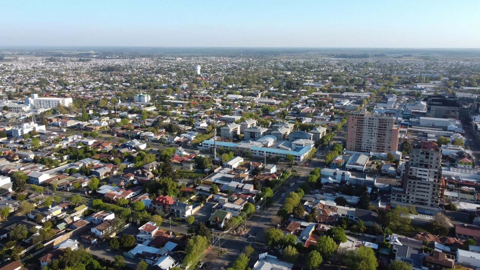 Vista aérea del centro de la ciudad de Chillán, desde calle Ecuador hacia el sur.