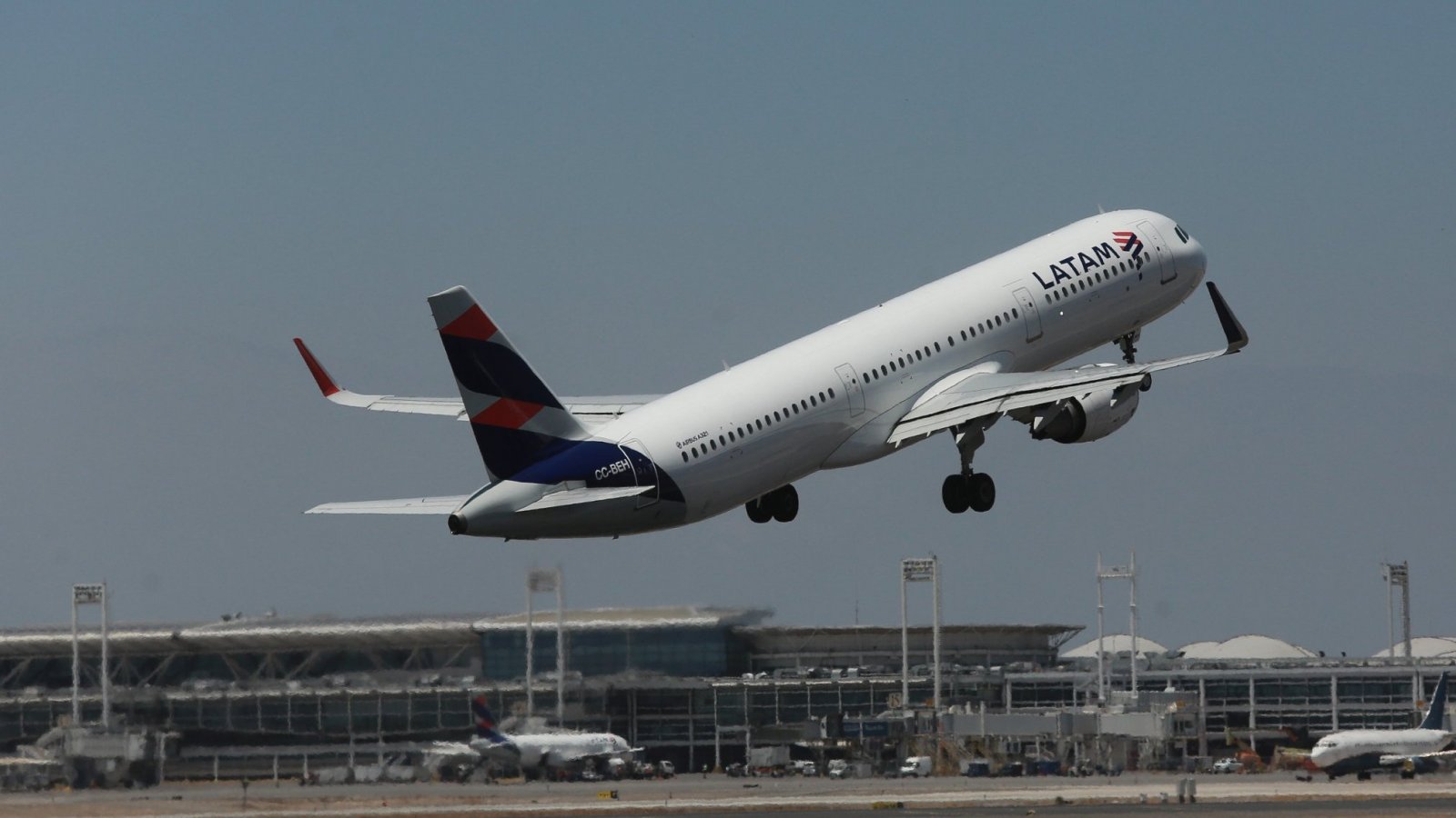 Avión de LATAM despegando del aeropuerto.