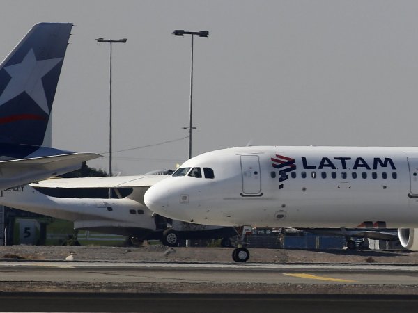 Avión de LATAM Airlines estacionado.