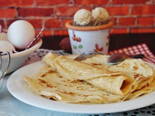 Panqueques servidos sobre un platao junto a sus ingredientes