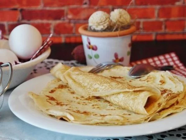 Panqueques servidos sobre un platao junto a sus ingredientes