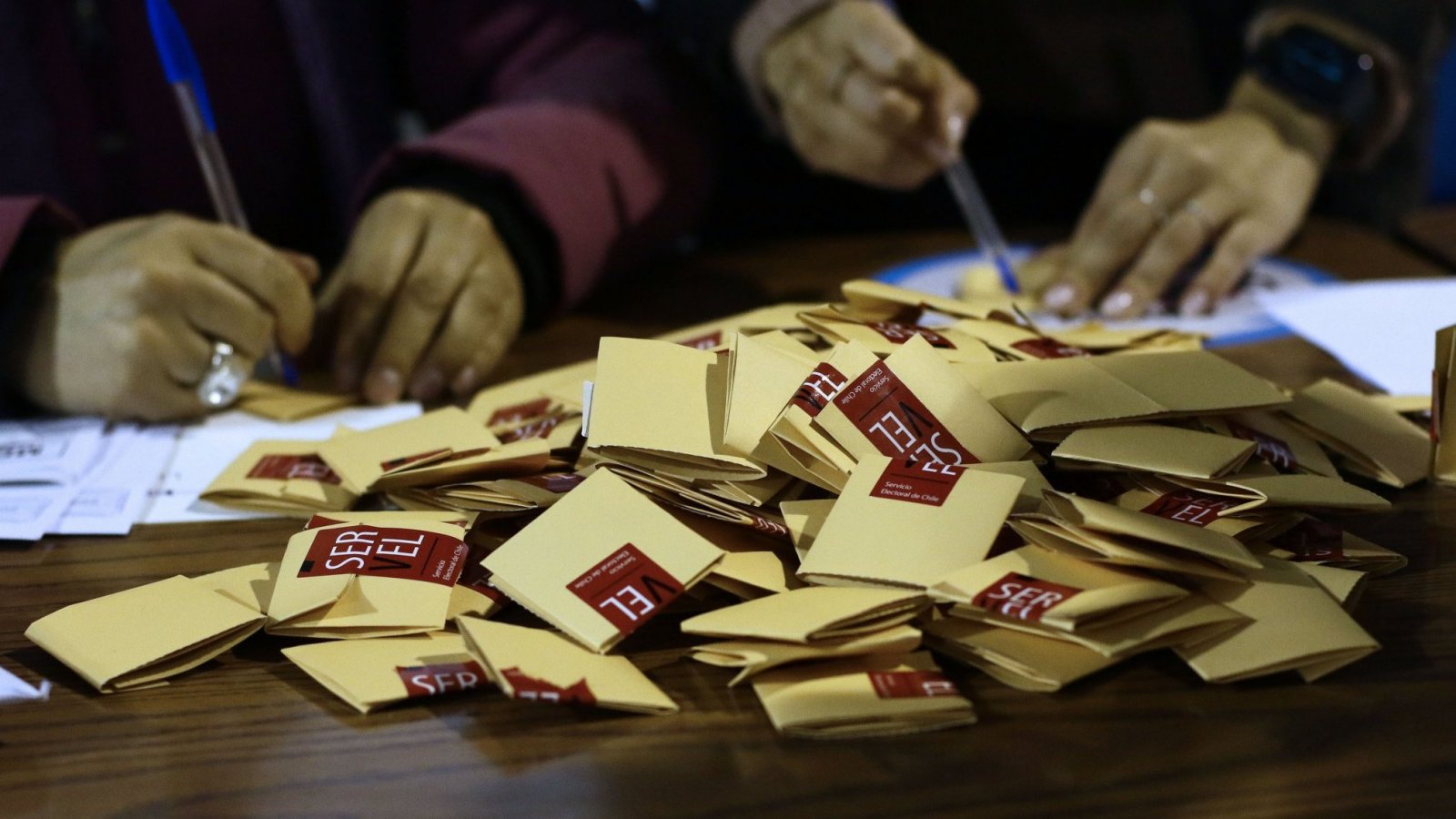 Votos electorales en una mesa de votación.