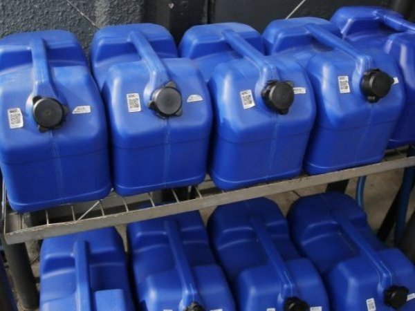 Bidones de parafina azul sobre rejilla metálica- Valor parafina hoy.