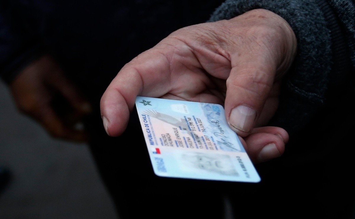 Persona sosteniendo una cédula de identidad chilena