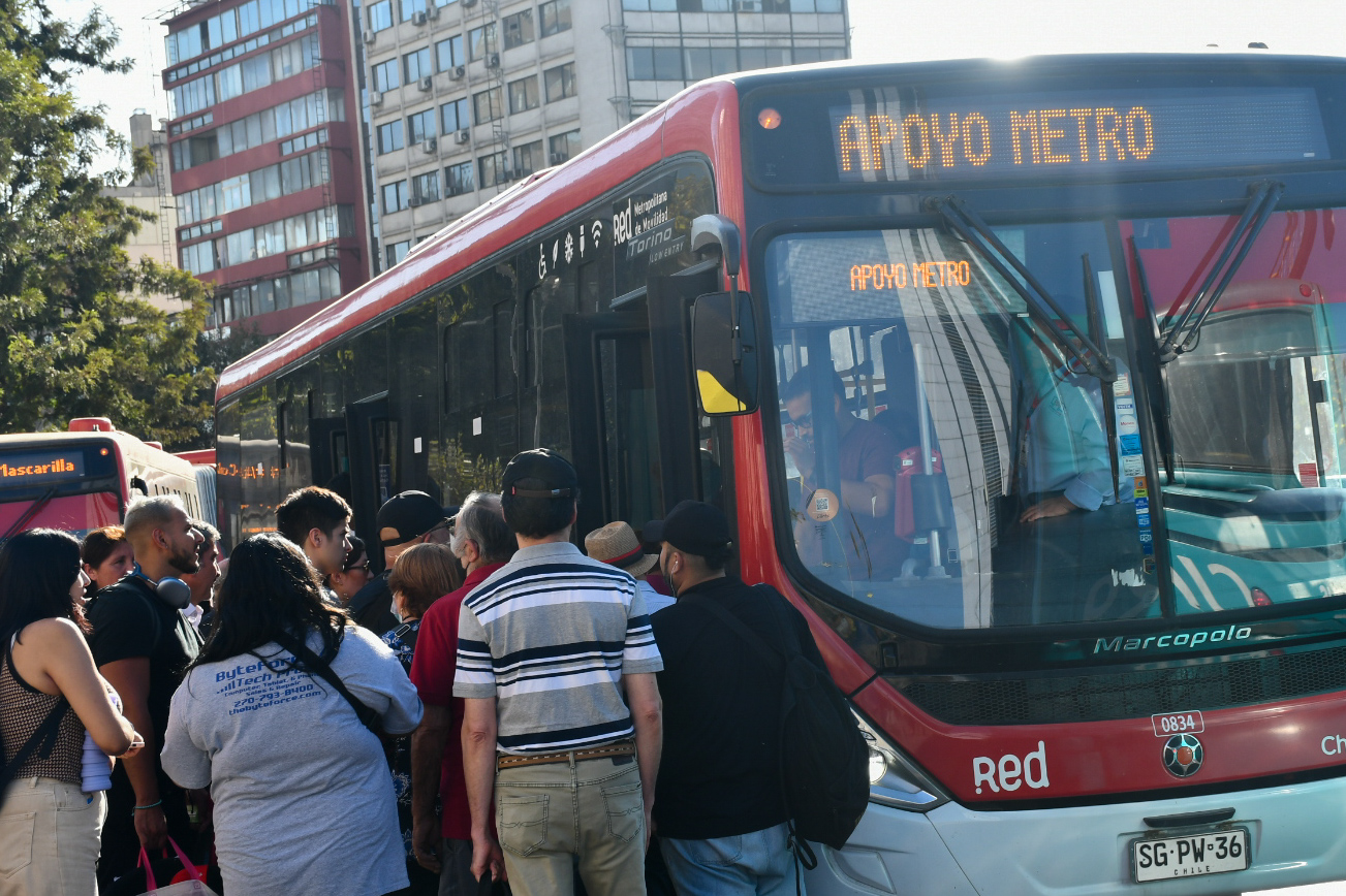 Grupo de personas subiéndose a una micro