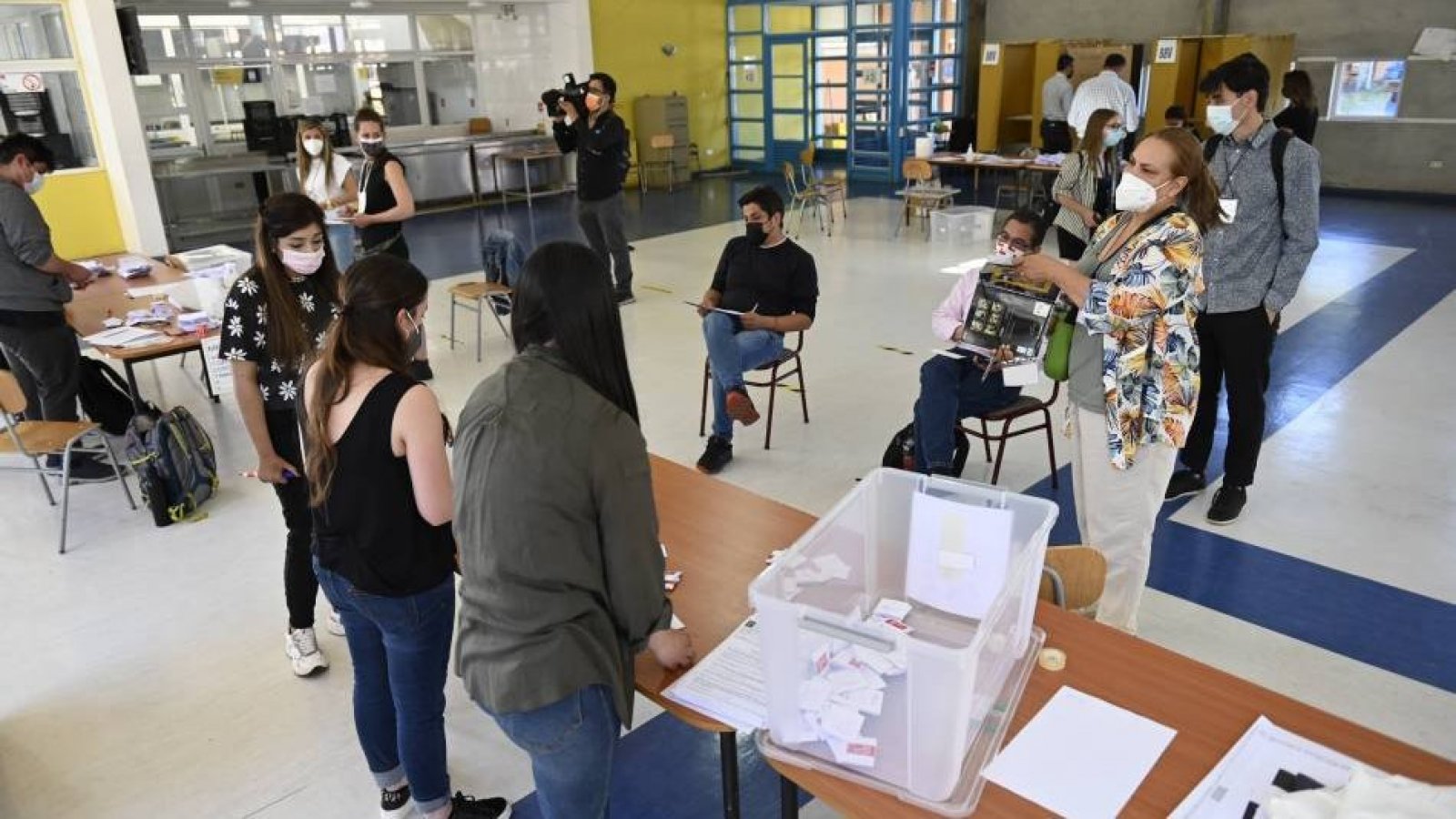 Personas en locales de votación