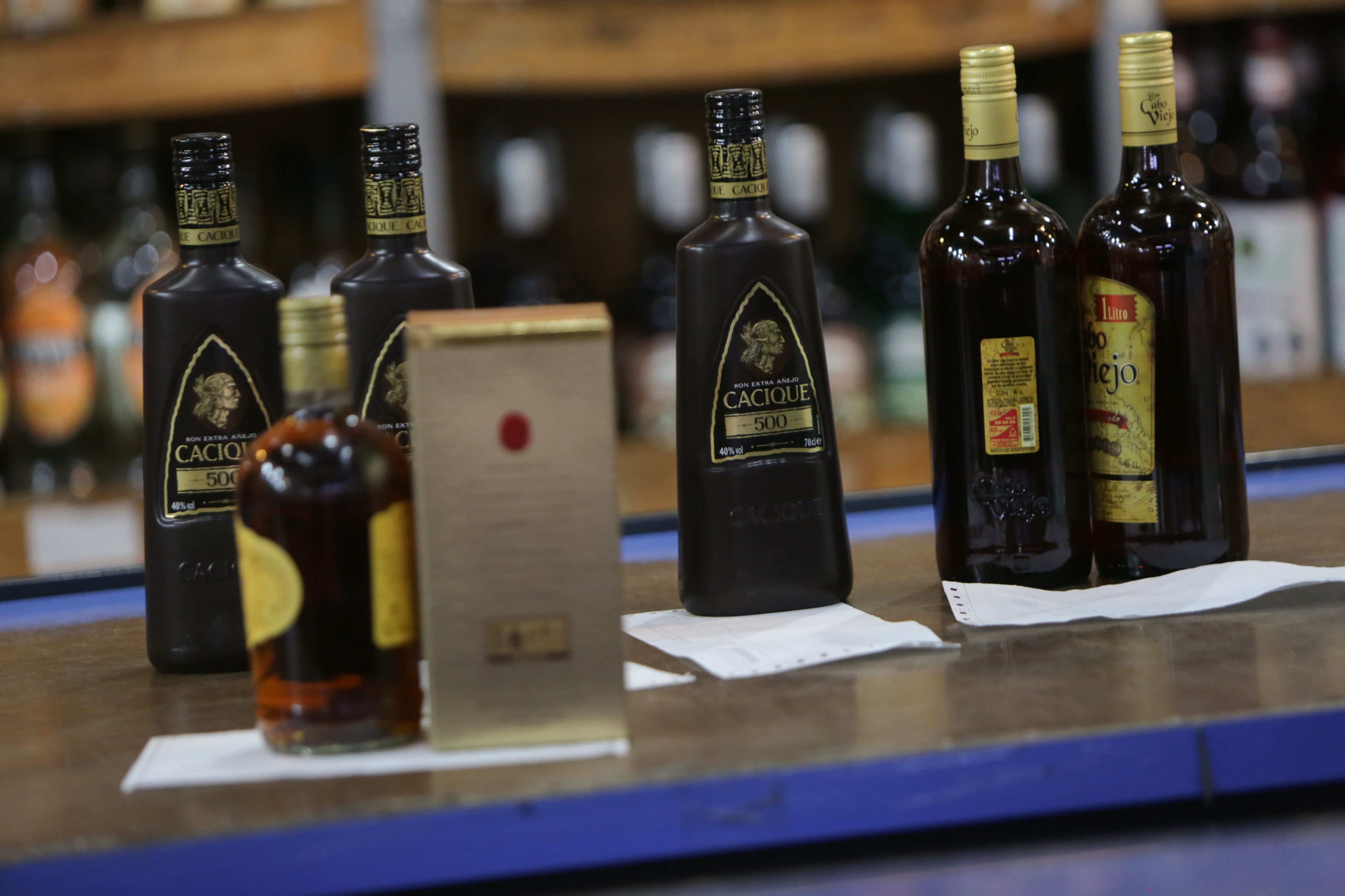 Botellas de alcohol sobre una mesa de una botillería