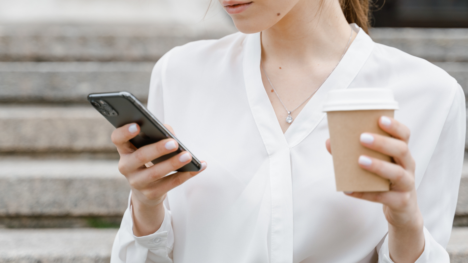 Mujer revisando su celular con una sola mano