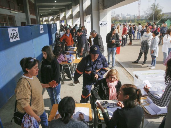 Personas haciendo fila en una mesa de votación para las elecciones