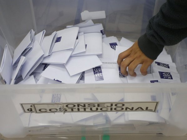 Urna electoral con votos sellados por el Servel