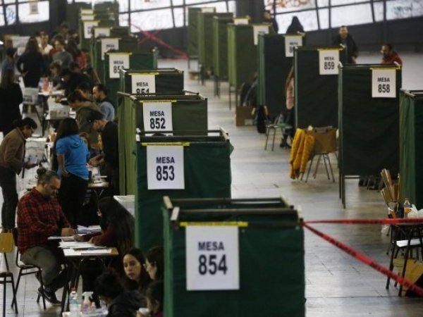 Fotografía de mesas constituidas en locales de votación