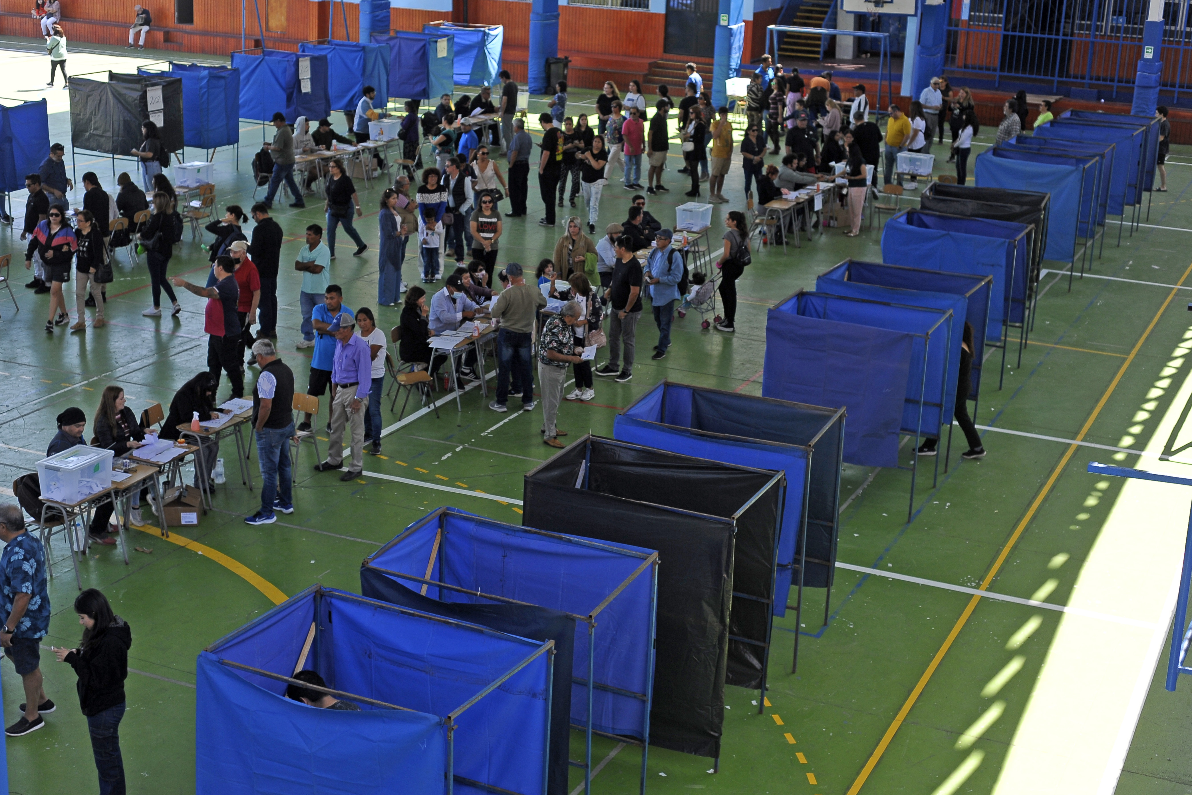 Locales de votación y personas votando en elecciones.