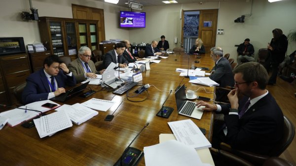 Comisión de Constitución sesionando.