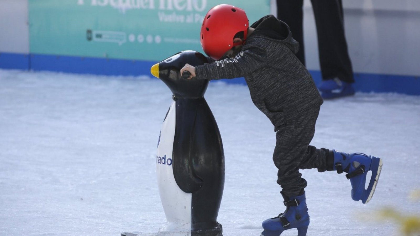 Niño patinando sobre hielo