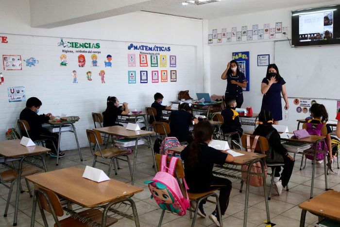 Niños estudiando en sala de clases