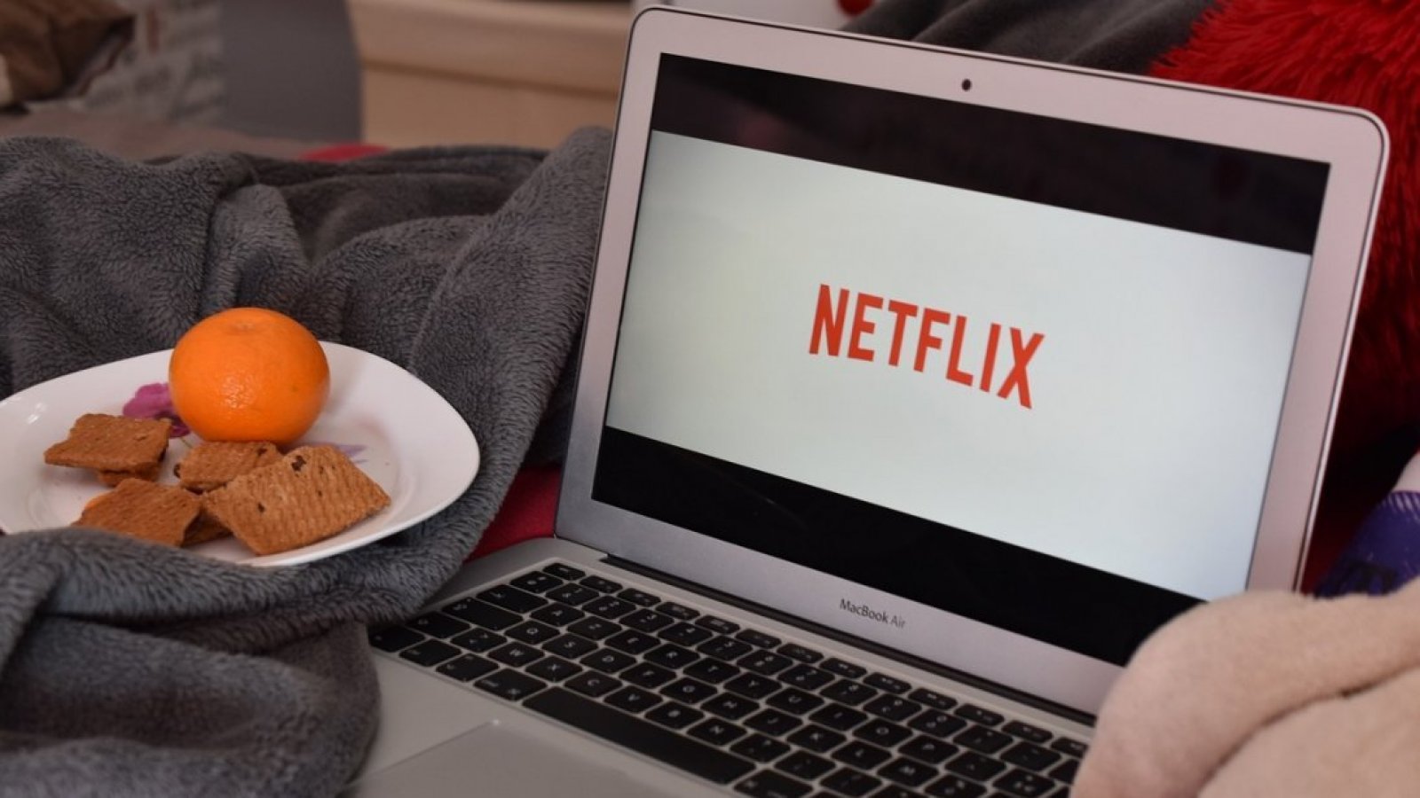 Computador con pestaña abierta en Netflix