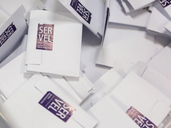 Votos electorales sellados del Servel, para elecciones de consejeros del proceso constituyente.