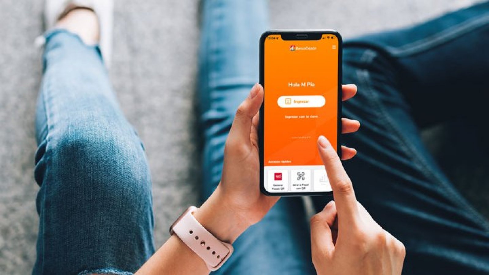 Persona revisando app de BancoEstado