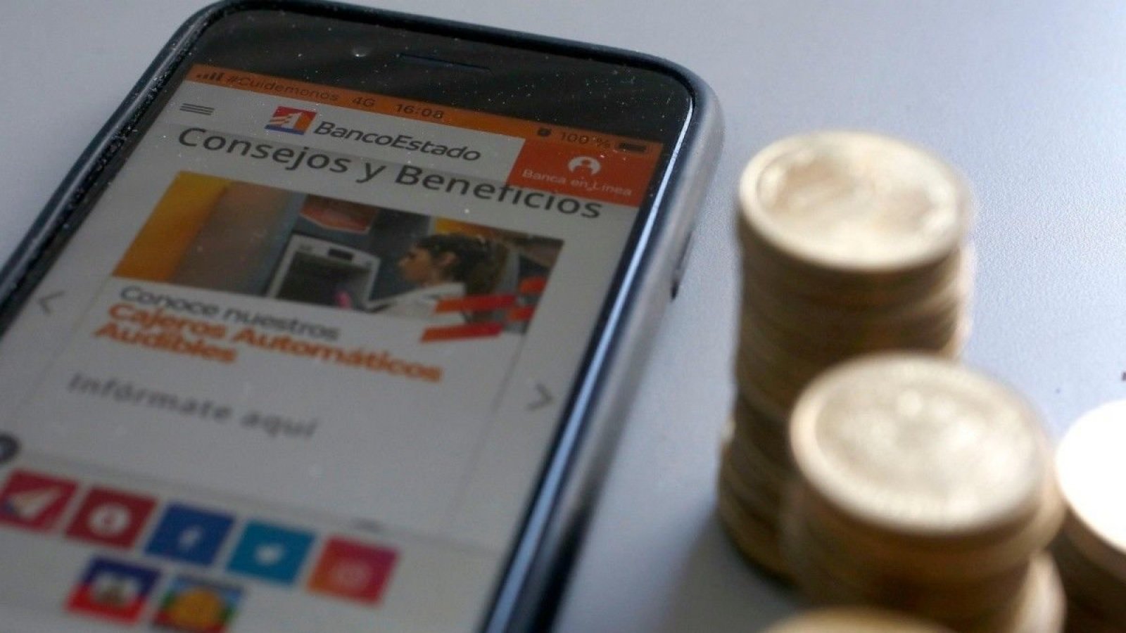 Celular y pantalla con pestaña abierta de la web del BancoEstado. No lo cobraste.