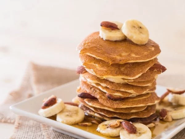 Panqueques de avena decorado con plátano